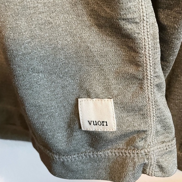 #33- VUORI-Long Sleeve Tradewind Performance Tee - Picture 3 of 3